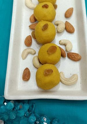 A picture of Besan ke Ladoo.