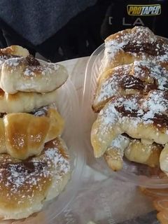 Una foto de Medialunas con dulce de leche repostero