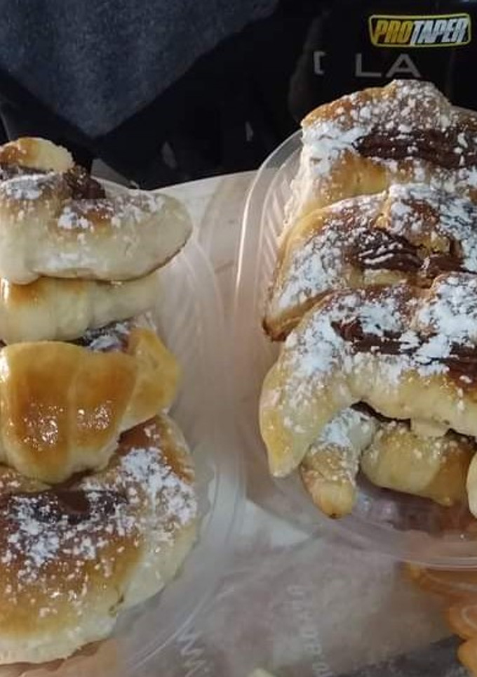 Una foto de Medialunas con dulce de leche repostero