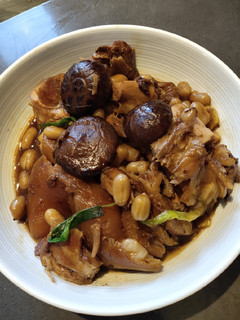 A picture of Braised Pork Knuckle with Peanuts.