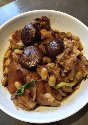 A picture of Braised Pork Knuckle with Peanuts.