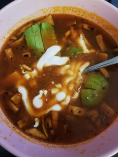Una foto de Sopa de tortilla fácil 💕