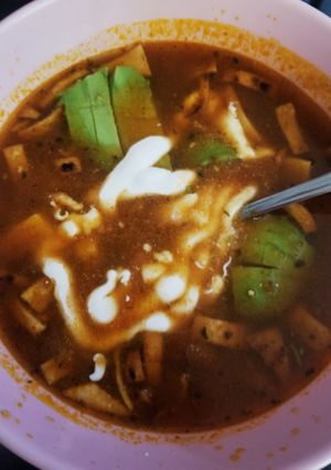 Una foto de Sopa de tortilla fácil 💕