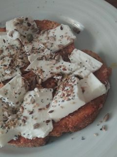 Una foto de Tostadas de tomate y queso fresco