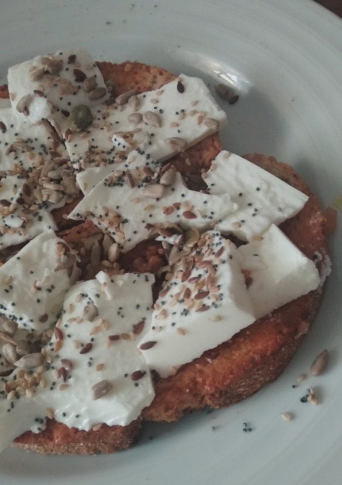 Una foto de Tostadas de tomate y queso fresco