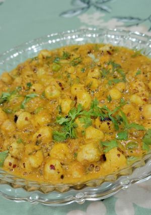 A picture of Shahi Matar Makhana.