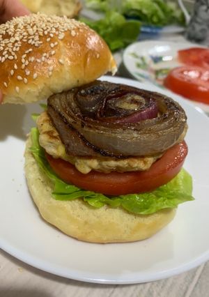 Une photo de Burger poult tomate oignons