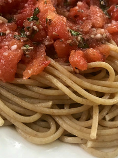 Una foto de Fideos integrales con tomate y albahaca 🍅🌱
