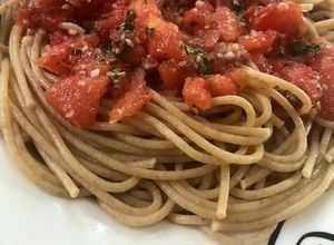 Una foto de Fideos integrales con tomate y albahaca 🍅🌱