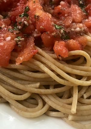 Una foto de Fideos integrales con tomate y albahaca 🍅🌱