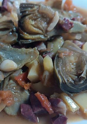 Una foto de Alcachofas con jamón en salsa