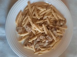 Foto di Strozzapreti con funghi e brie