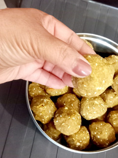 सोंठ का लड्डू रेसिपी मुख्य फोटो