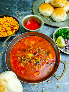 A picture of Misal Pav.