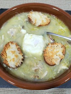 Una foto de Sopa de cebolla con huevo poché