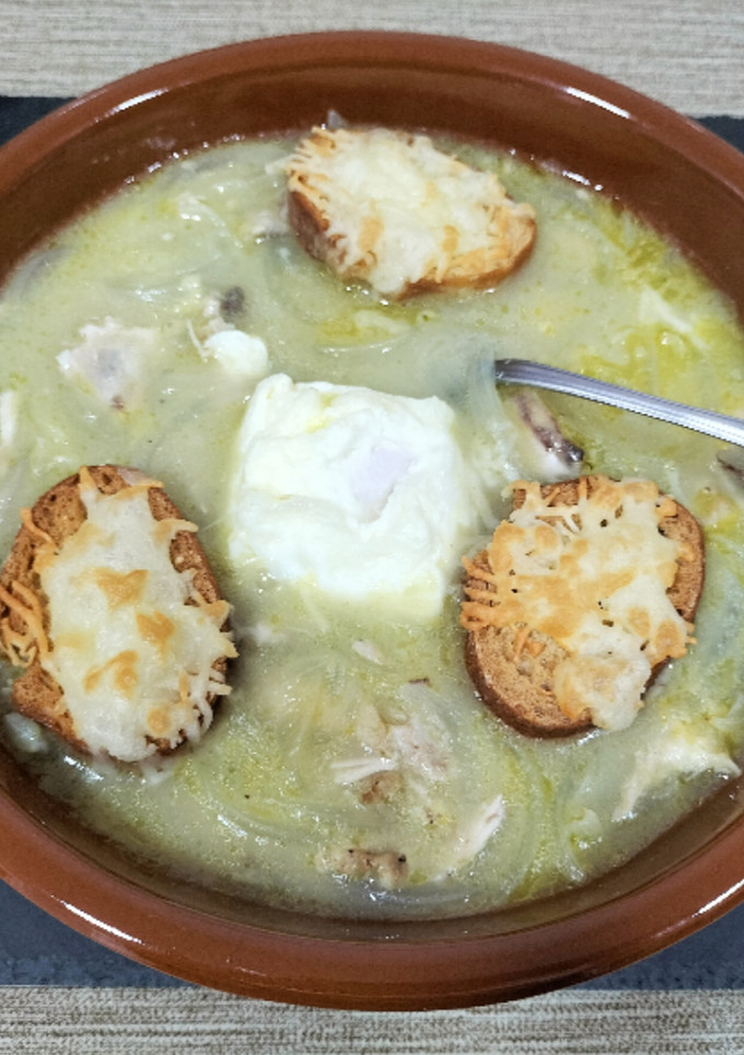 Una foto de Sopa de cebolla con huevo poché