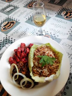 Una foto de Pollo de dos maneras con arroz tres delicias