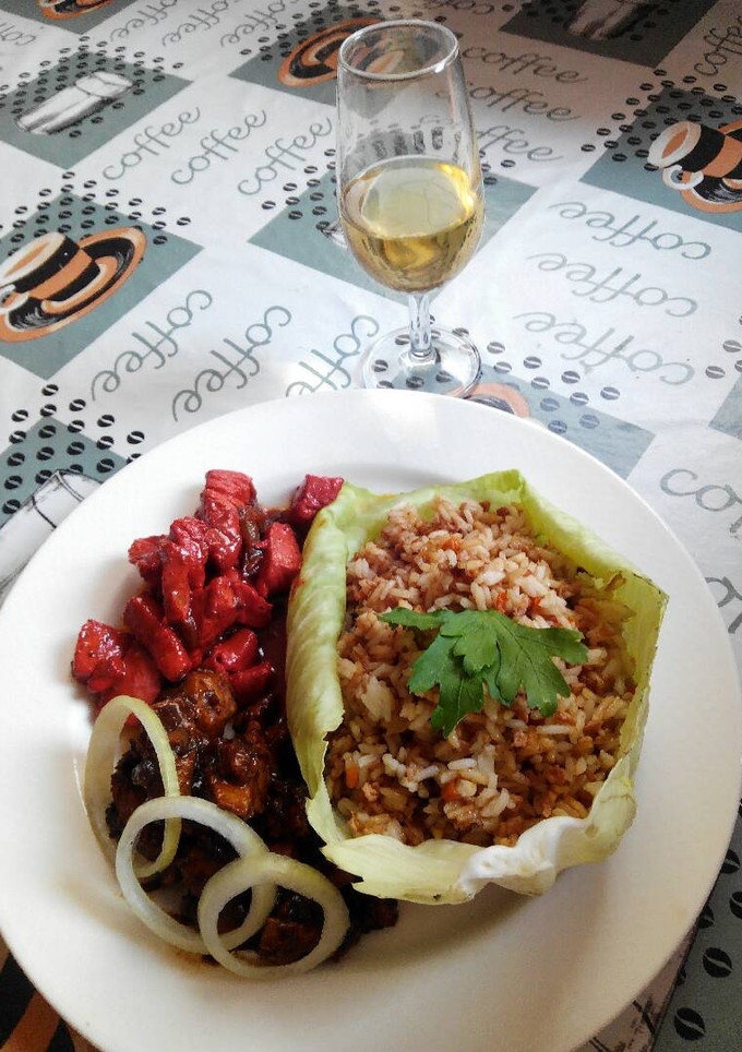 Una foto de Pollo de dos maneras con arroz tres delicias