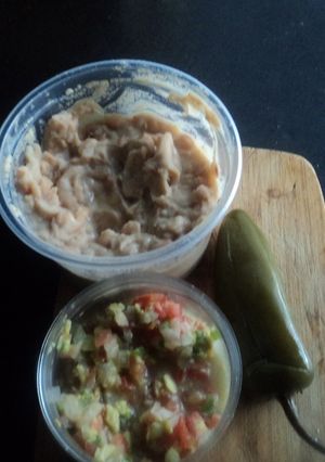 Una foto de Chile encurtido jalapeño barroco relleno de frijol y guacamole campesino las correa