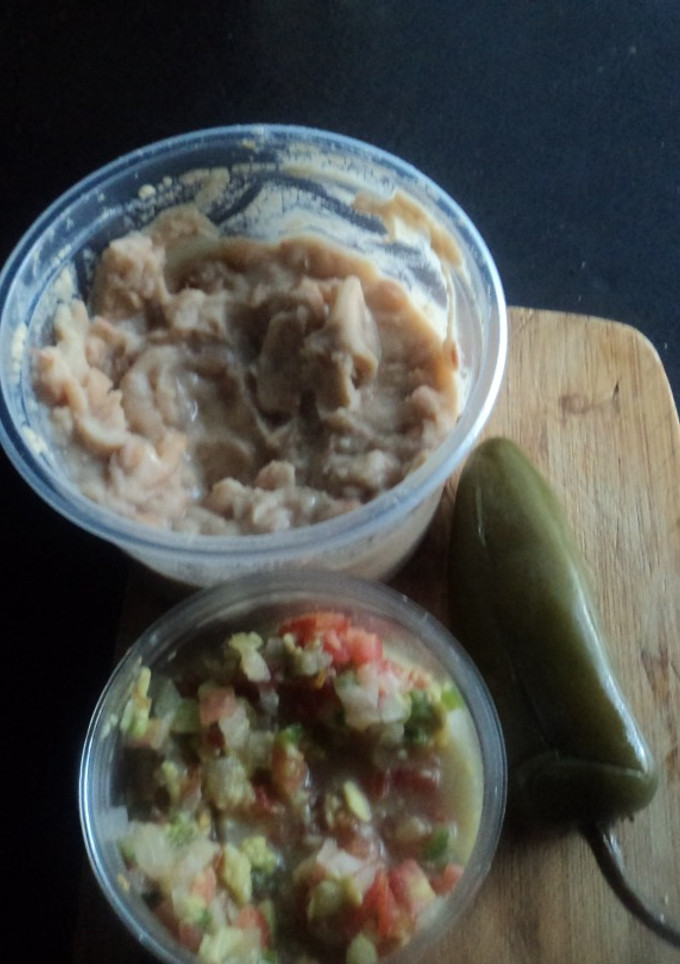 Una foto de Chile encurtido jalapeño barroco relleno de frijol y guacamole campesino las correa