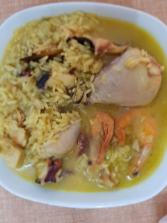 Una foto de Arroz con pollo y marisco