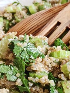 Une photo de Salade croquante de quinoa au céleri vert et coriandre