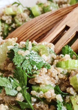 Une photo de Salade croquante de quinoa au céleri vert et coriandre