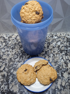 Una foto de Galletitas de avena, limón y pasas de uva!