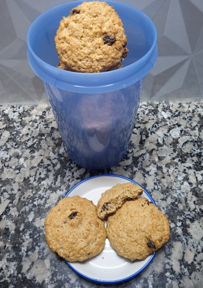 Una foto de Galletitas de avena, limón y pasas de uva!