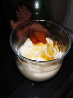 Una foto de Helado de plátano y yogurt griego con níspero al caramelo
