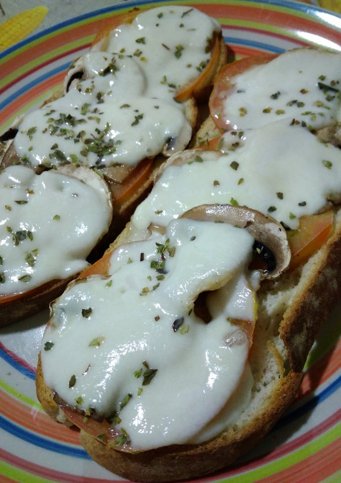 Una foto de Tostas champiñones, tomate y mozzarella