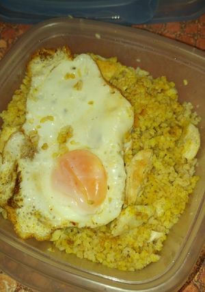 Una foto de Para llevar a modo de fit pechuga de pollo bulgur huevo y curry