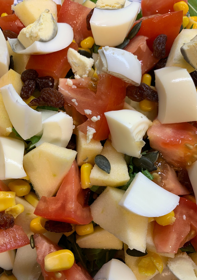 Una foto de Ensalada de manzana y huevo