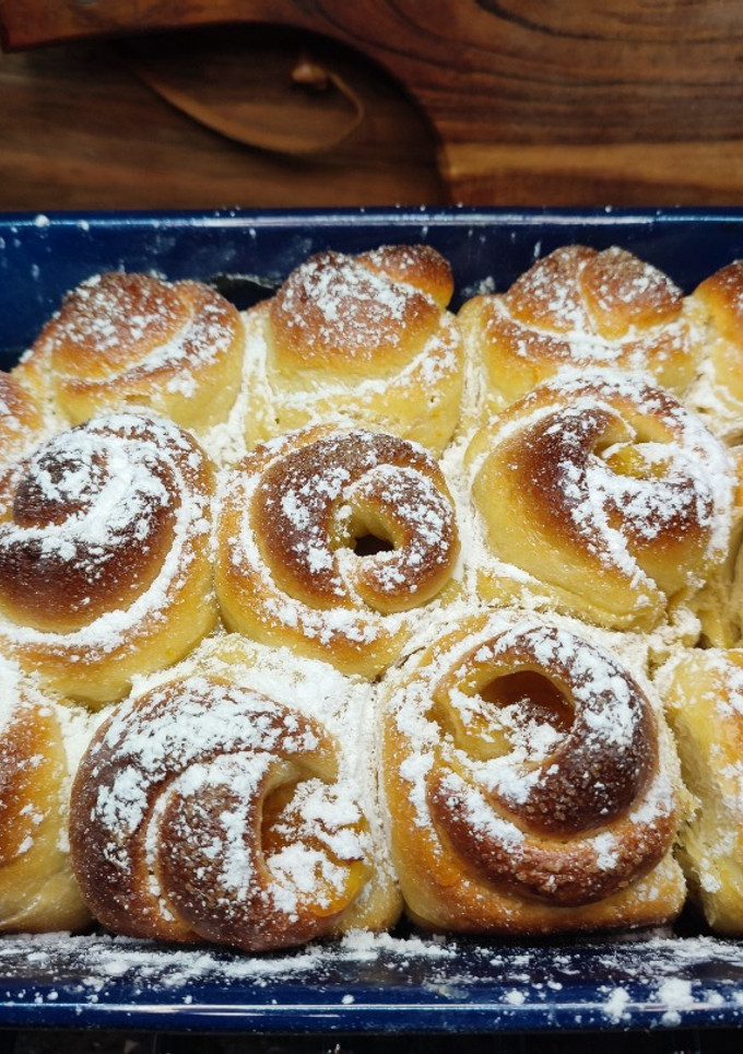 Una foto de Bollos de naranja. Panecillos de naranja rellenos de mermelada de naranjas amargas