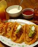 Tacos de camarones con tortilla de queso