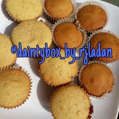 A picture of Plain cupcakes.