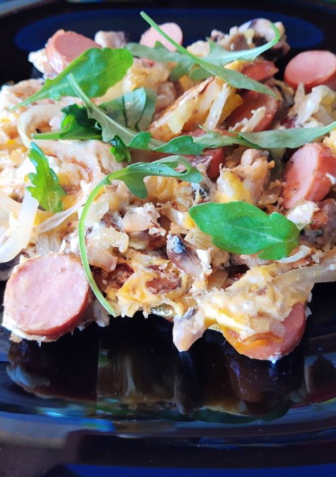 Яичница с сосисками и овощами