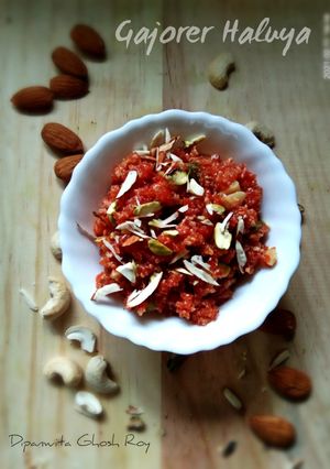 চট জলদি গাজরের হালুয়া (প্রেসার কুকারে)(chatjoldi gajarer halwa recipe in Bengali) রেসিপির প্রধান ছবি