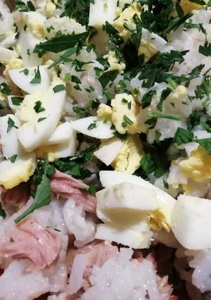Una foto de Arroz con atún fresco y con mucho sabor!