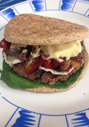 Una foto de Hamburguesa de ternera con queso de cabra y cebolla caramelizada con salsa de mostaza y curry