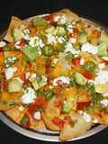 NACHOS CON QUESO DE CABRA, PALTA Y CREMA AMARGA