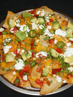 Una foto de NACHOS CON QUESO DE CABRA, PALTA Y CREMA AMARGA