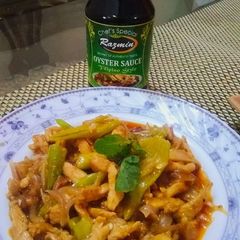 A picture of Classic Chicken Stir-Fry with green chilli.