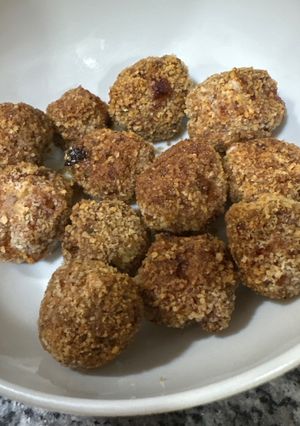 A picture of Meatballs in the Air Fryer.