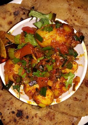 લીલા લસણ વાળી બટેટી(Lila Lasan Vadi Bateti Recipe In Gujarati) રેસીપી મુખ્ય ફોટો