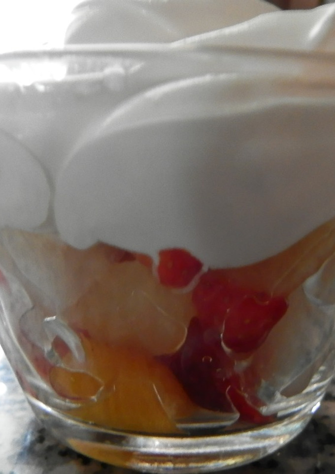 Una foto de Macedonia de frutas con nata