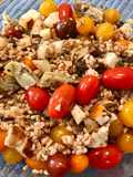 Insalata al farro con pomodorini, carciofi e formaggio di capra