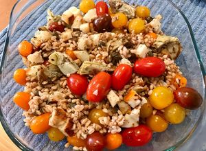 Foto di Insalata al farro con pomodorini, carciofi e formaggio di capra