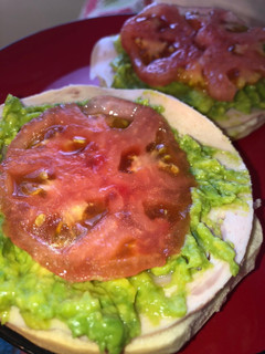Una foto de Pan con tomate, palta y mortadela