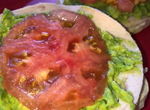 Una foto de Pan con tomate, palta y mortadela